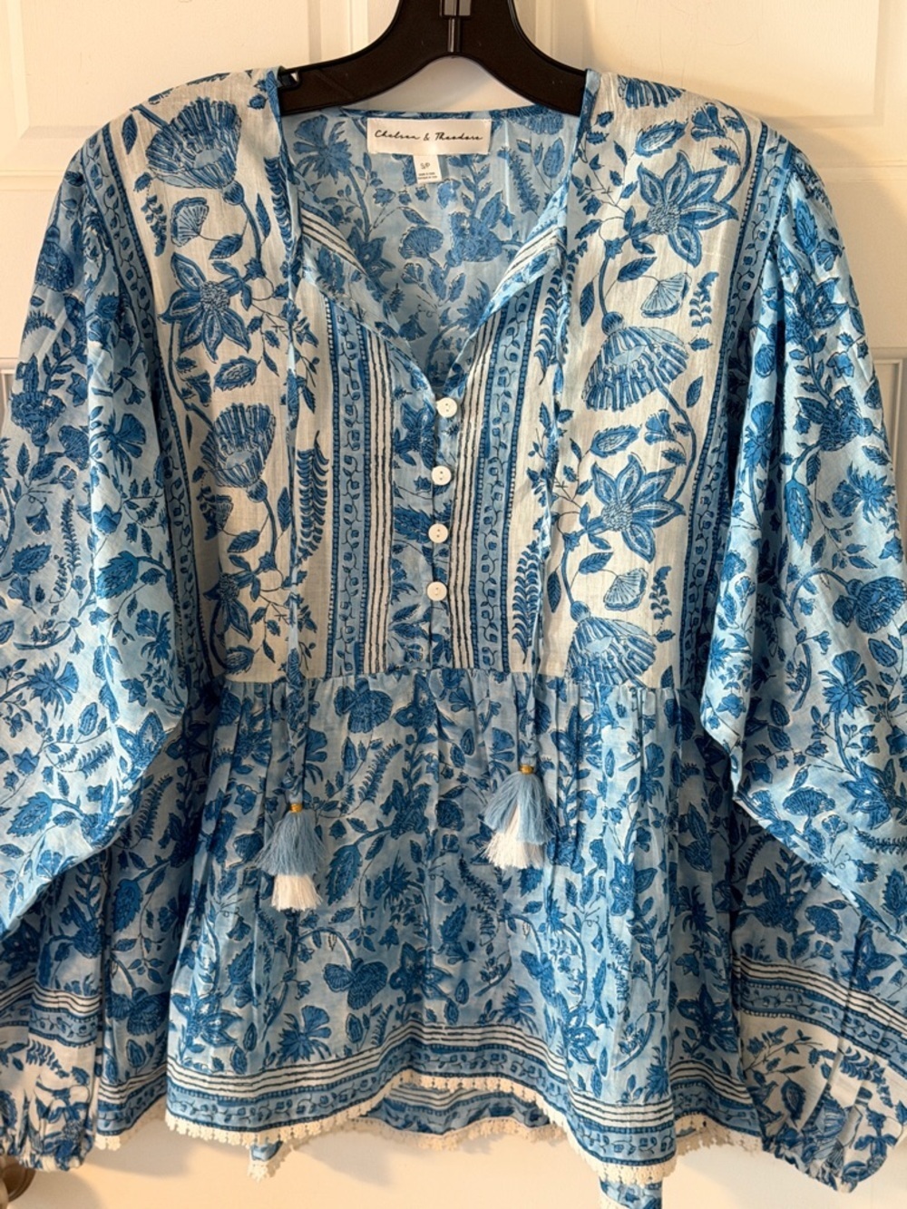 NWOT Chelsea & Theodore Blue/White Floral Boho Peasant Blouse Babydoll Small
